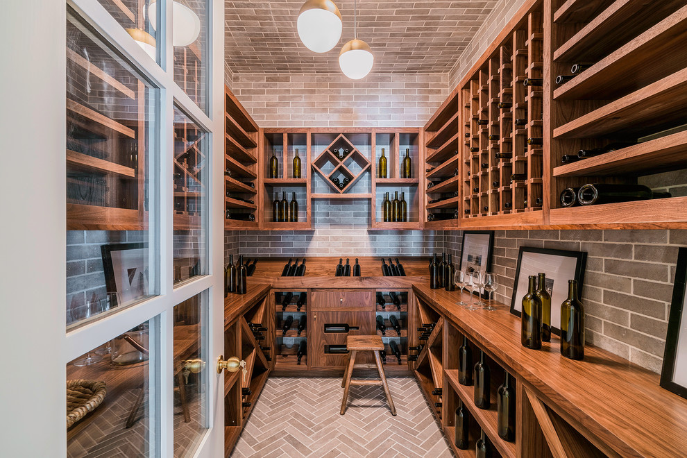 Geräumiger Landhaus Weinkeller mit Backsteinboden, waagerechter Lagerung und beigem Boden in Los Angeles