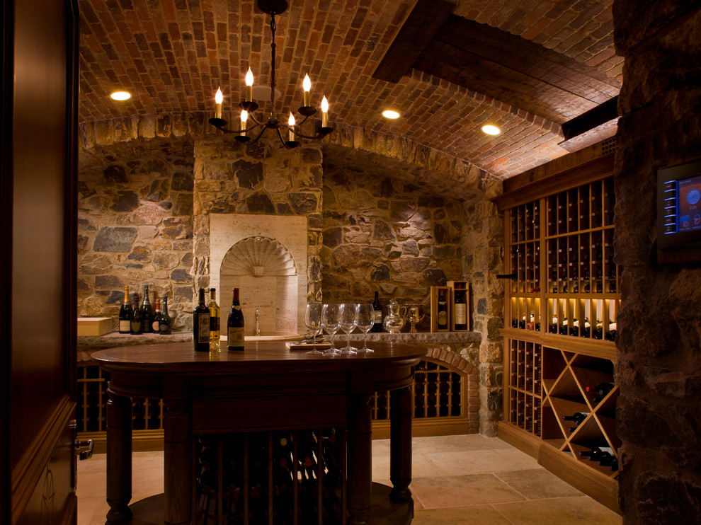 Idée de décoration pour une grande cave à vin tradition avec des casiers.