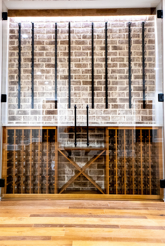 Ejemplo de bodega contemporánea pequeña con suelo de madera en tonos medios, vitrinas expositoras y suelo marrón