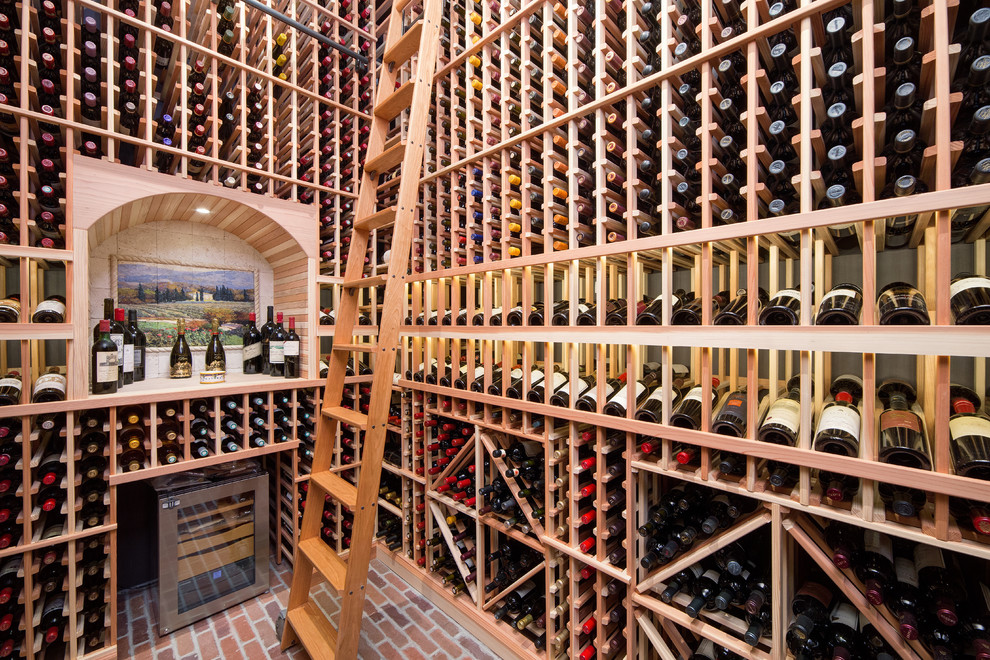 Idées déco pour une grande cave à vin classique avec un sol en brique et un présentoir.