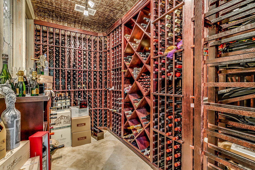 Großer Klassischer Weinkeller mit Porzellan-Bodenfliesen, diagonaler Lagerung und grauem Boden in Dallas