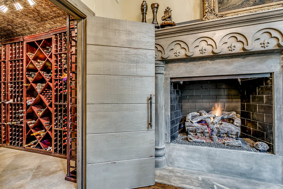 Exempel på en mycket stor klassisk vinkällare, med vinställ med diagonal vinförvaring, betonggolv och grått golv