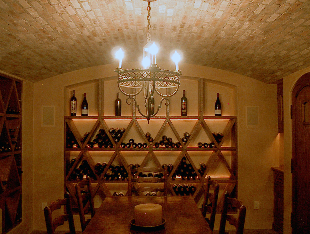 Cette photo montre une cave à vin méditerranéenne avec des casiers losange.