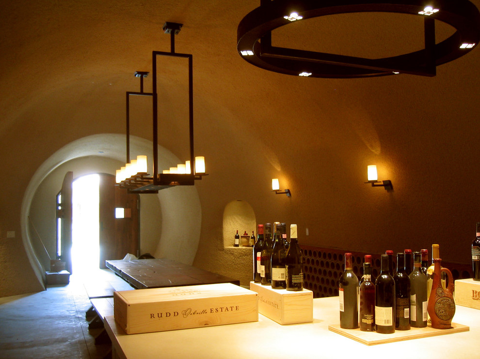 Inspiration pour une cave à vin design avec sol en béton ciré et des casiers.