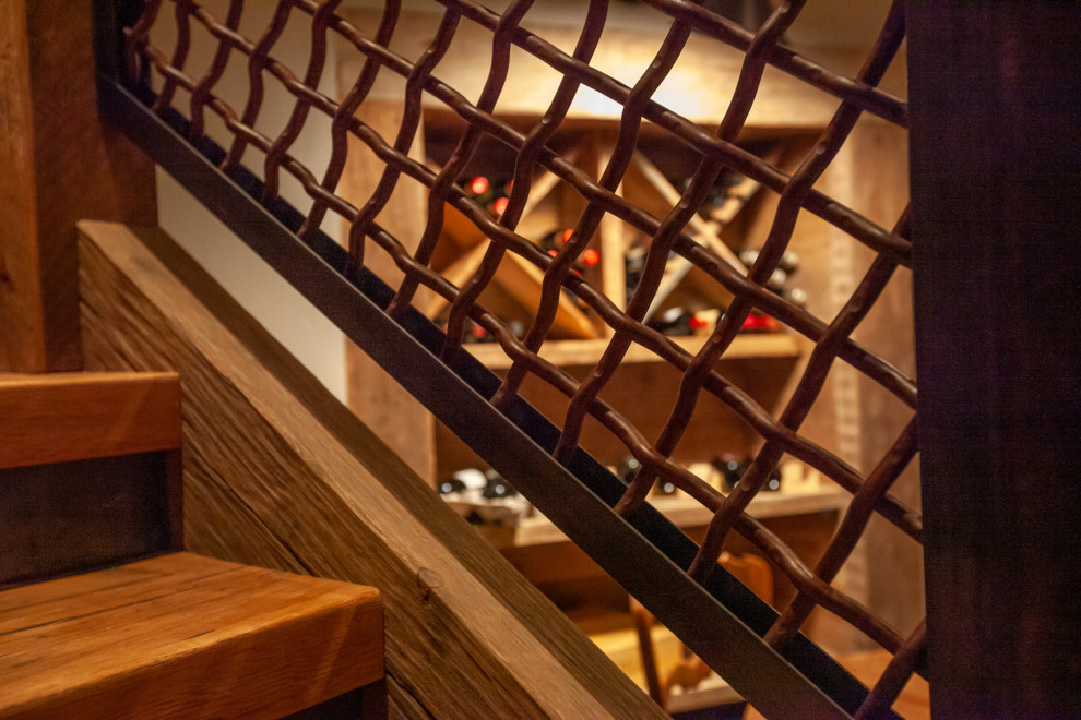 Großer Rustikaler Weinkeller mit Teppichboden, diagonaler Lagerung und braunem Boden in Denver
