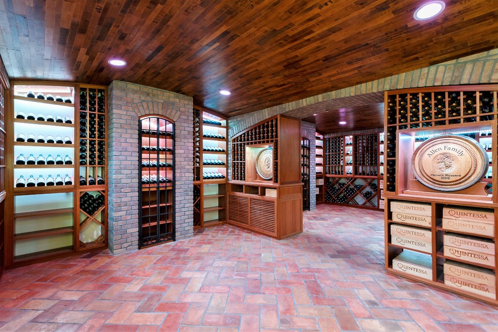Geräumiger Klassischer Weinkeller mit Terrakottaboden und Kammern in New York