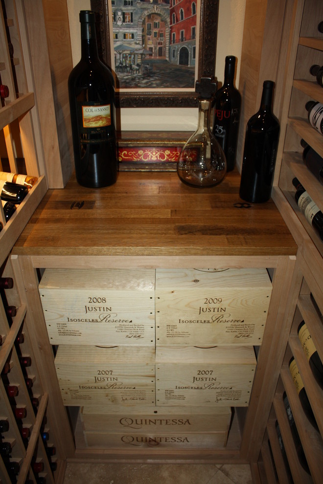 Idées déco pour une petite cave à vin classique avec des casiers.