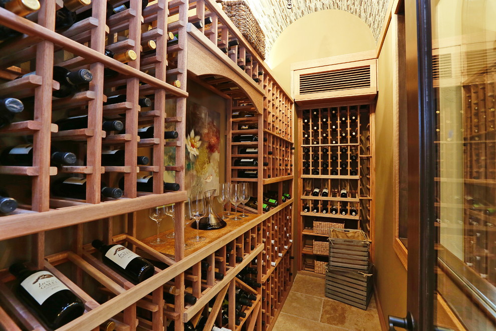 Inspiration pour une cave à vin traditionnelle de taille moyenne avec un sol en travertin et des casiers.