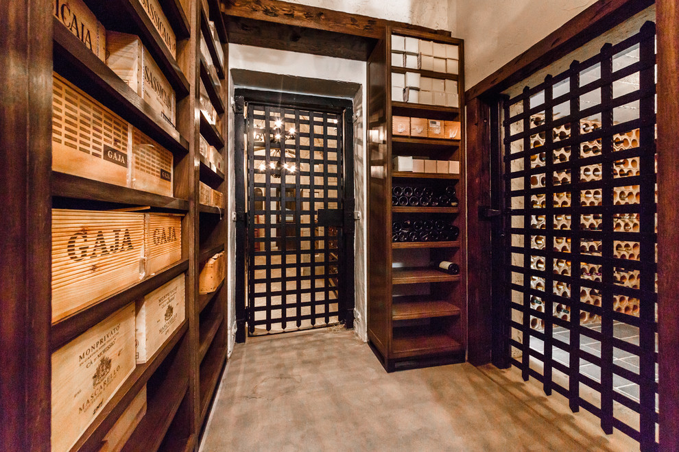 Geräumiger Klassischer Weinkeller mit Backsteinboden und waagerechter Lagerung in New York