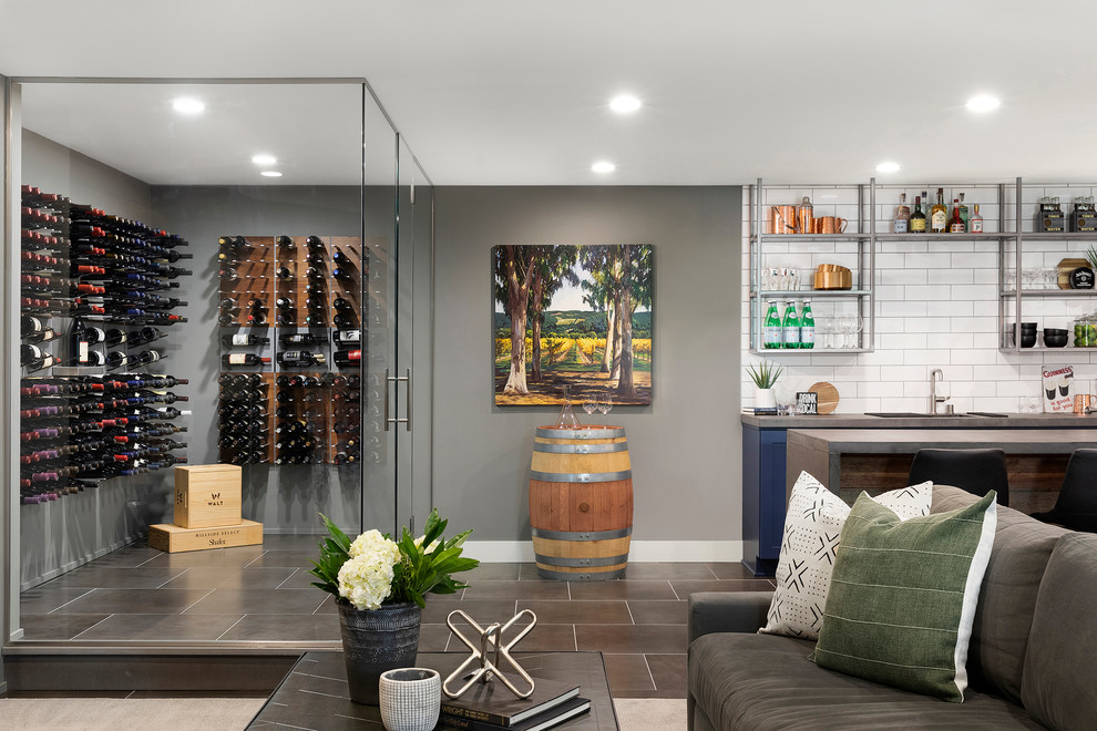 Cette image montre une cave à vin minimaliste avec un sol en carrelage de porcelaine, des casiers et un sol gris.