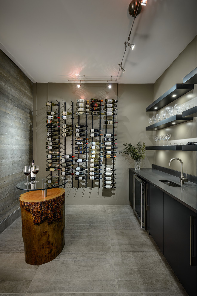 Cette image montre une cave à vin design avec sol en béton ciré et des casiers.