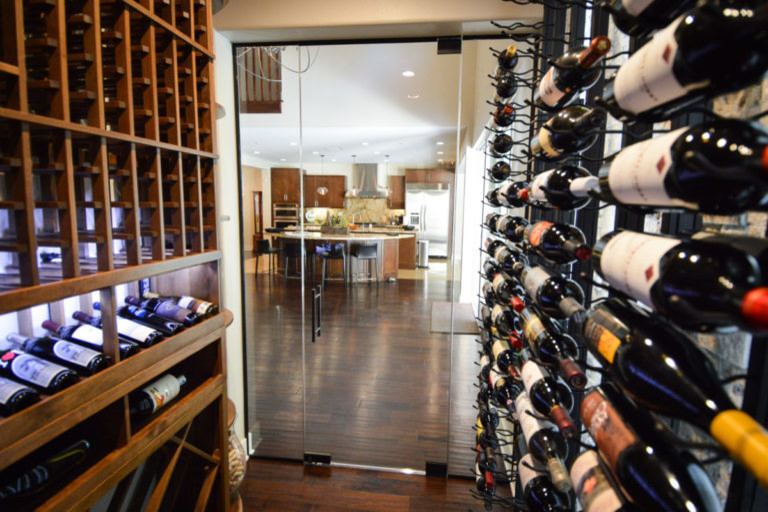 Cette photo montre une cave à vin chic de taille moyenne avec des casiers et un sol marron.