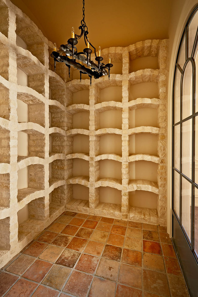 Exemple d'une cave à vin chic de taille moyenne avec tomettes au sol et des casiers losange.