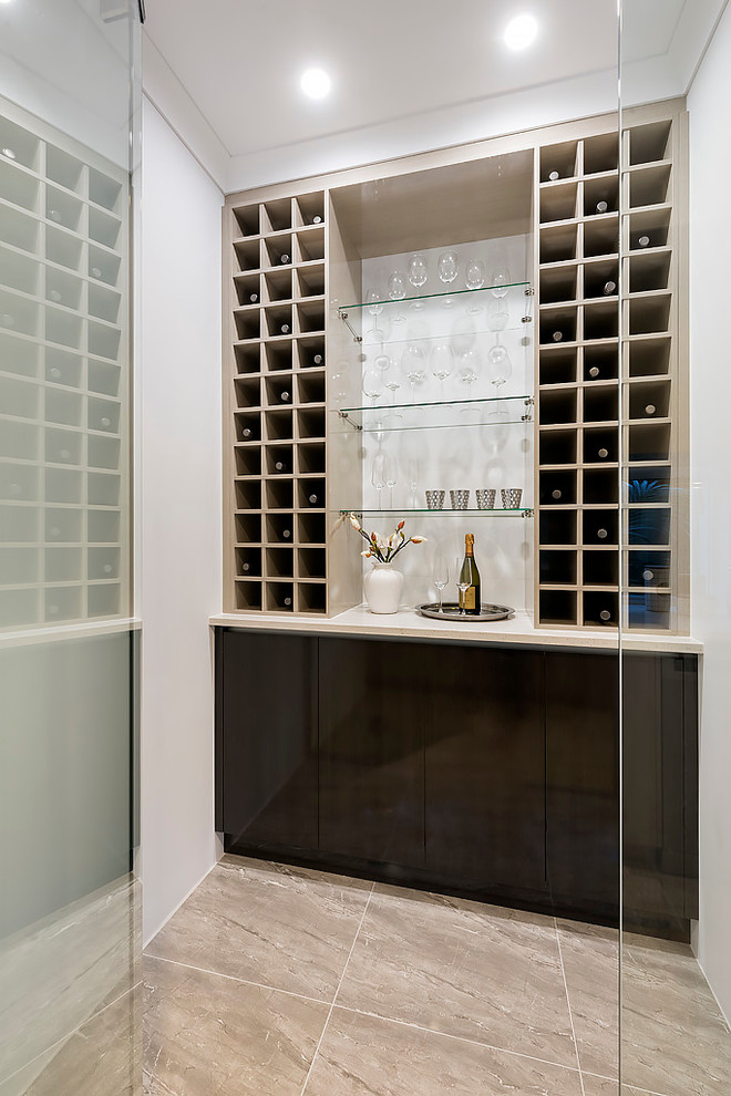 Aménagement d'une petite cave à vin contemporaine avec un sol en carrelage de porcelaine et un présentoir.