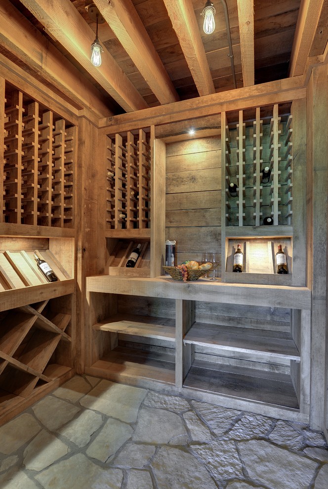 Cette photo montre une cave à vin chic de taille moyenne avec des casiers.