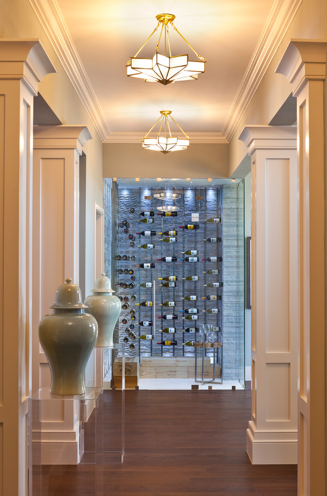 Inspiration för stora moderna vinkällare, med marmorgolv, vinhyllor och beiget golv