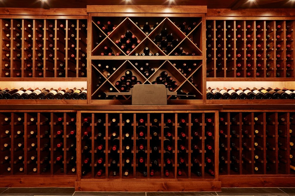 Großer Klassischer Weinkeller mit Schieferboden, grauem Boden und waagerechter Lagerung in Minneapolis