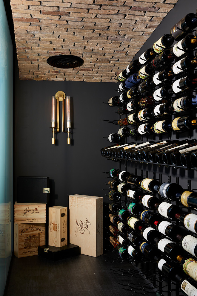 Idées déco pour une très grande cave à vin contemporaine avec un sol en vinyl, un présentoir et un sol noir.