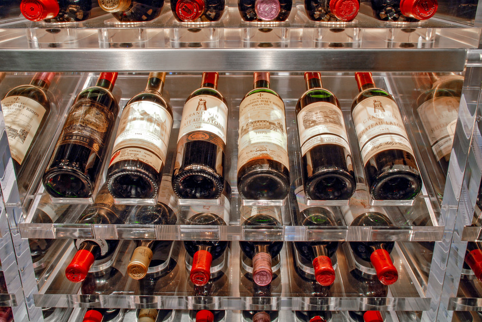 Bild på en stor funkis vinkällare, med linoleumgolv, vinhyllor och vitt golv