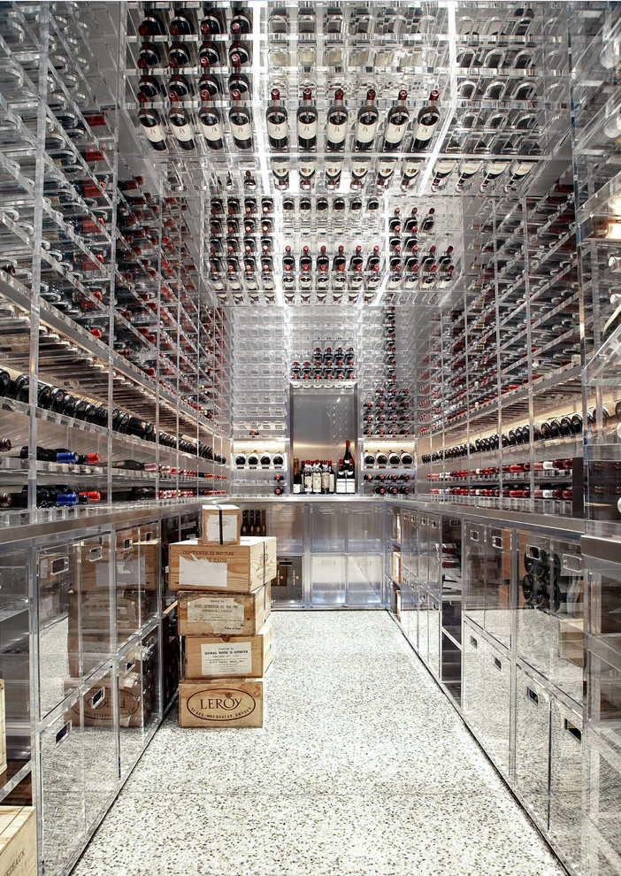 Cette image montre une grande cave à vin minimaliste avec un sol en linoléum, des casiers et un sol blanc.