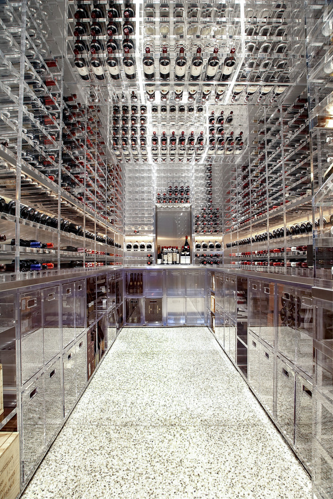 Imagen de bodega minimalista grande con suelo de linóleo, botelleros y suelo blanco