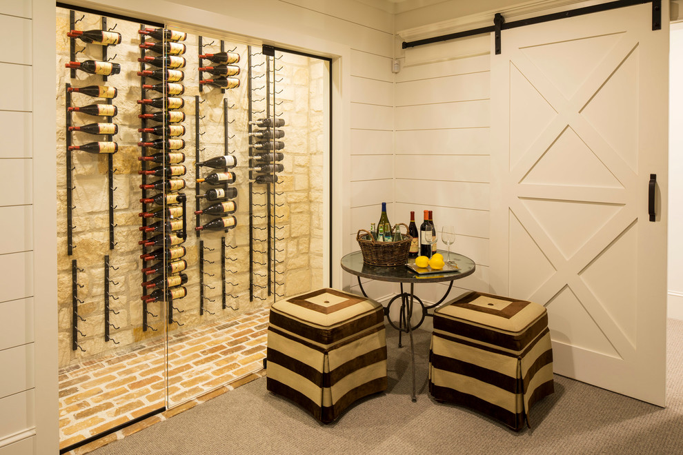 Cette image montre une cave à vin rustique de taille moyenne avec un sol en brique et un présentoir.