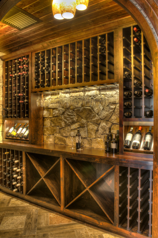Exemple d'une grande cave à vin montagne avec des casiers.