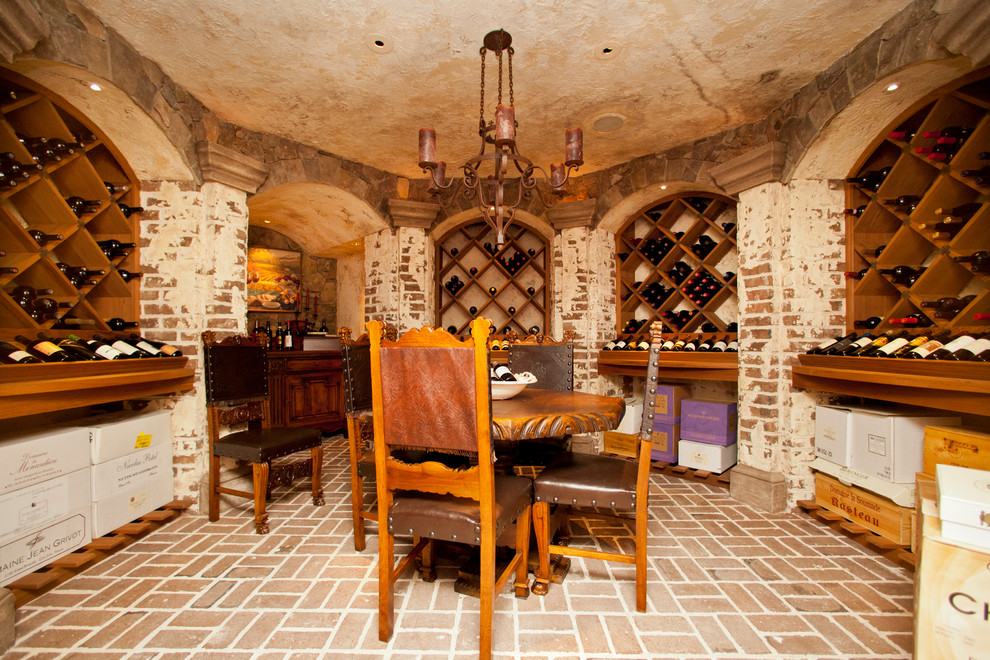 Idée de décoration pour une cave à vin méditerranéenne de taille moyenne avec un sol en brique, des casiers losange et un sol rouge.