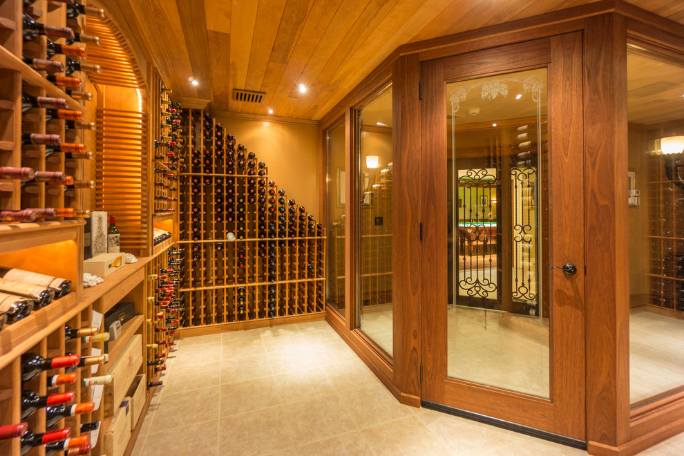 Idée de décoration pour une cave à vin tradition avec des casiers et un sol beige.