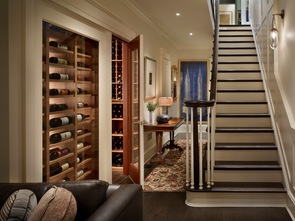 Inspiration pour une cave à vin traditionnelle avec parquet foncé, des casiers et un sol marron.