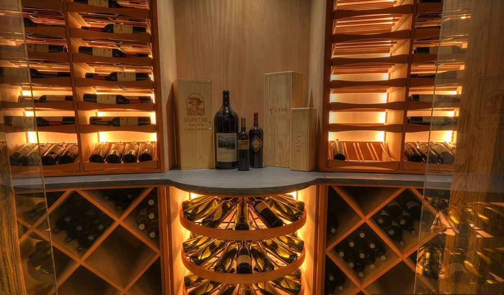 Inspiration pour une cave à vin traditionnelle de taille moyenne avec des casiers, tomettes au sol et un sol beige.