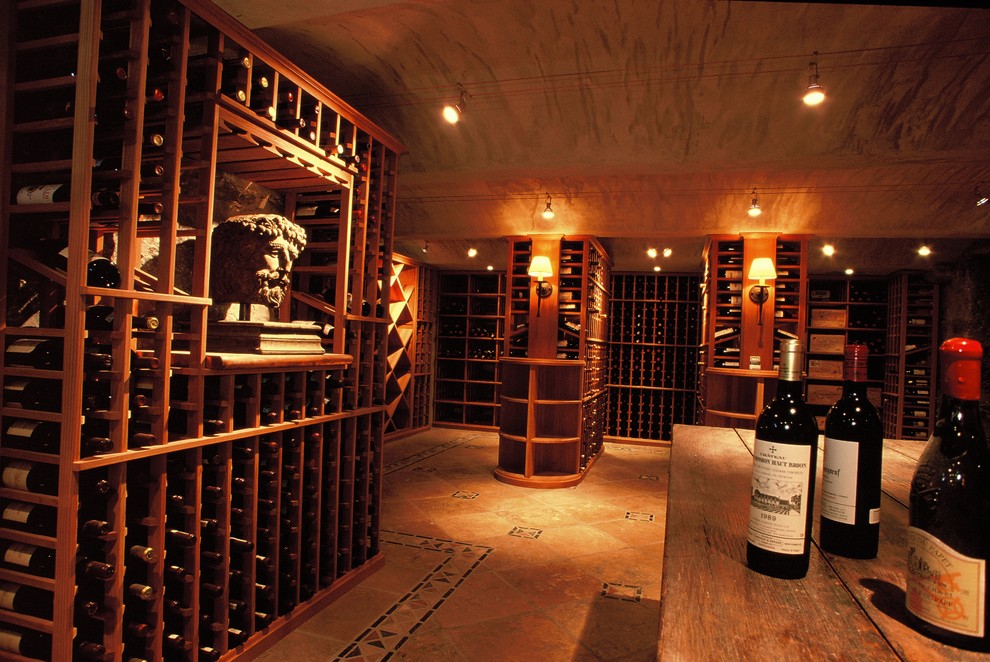 Inspiration pour une très grande cave à vin traditionnelle avec un sol en carrelage de porcelaine et des casiers.