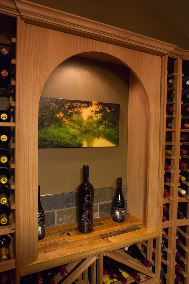 Cette image montre une cave à vin traditionnelle de taille moyenne avec un sol en ardoise et des casiers.
