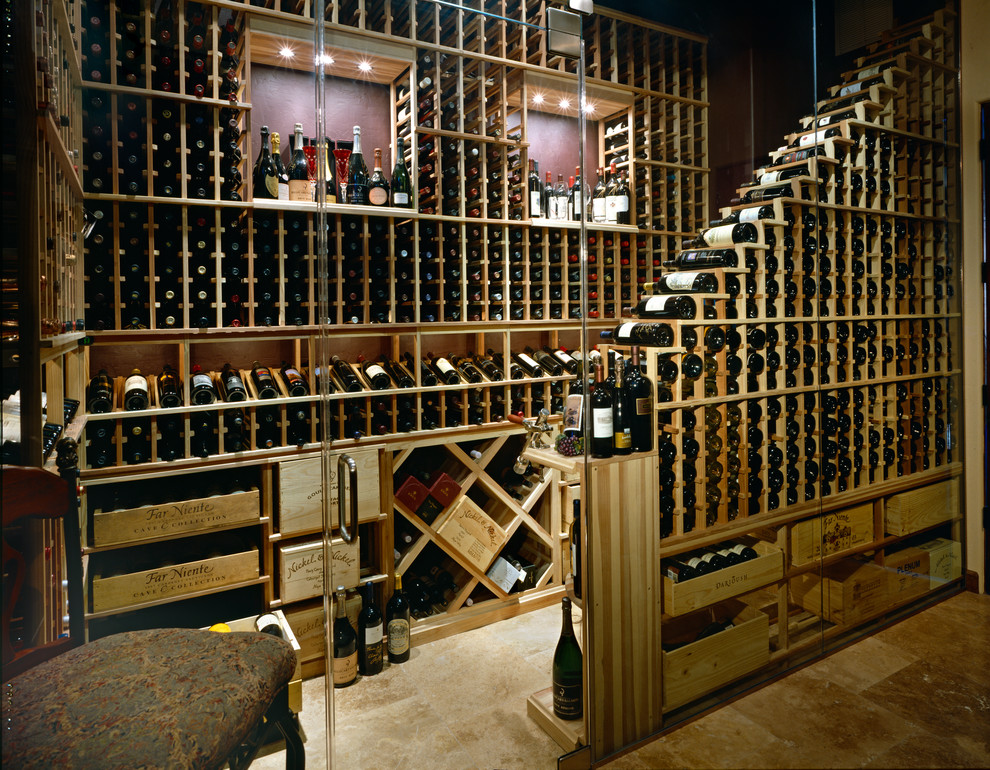 Idéer för att renovera en stor vintage vinkällare, med mörkt trägolv, vinhyllor och beiget golv