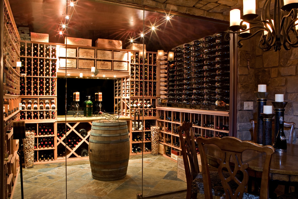 Aménagement d'une grande cave à vin classique avec des casiers, un sol en carrelage de porcelaine et un sol beige.