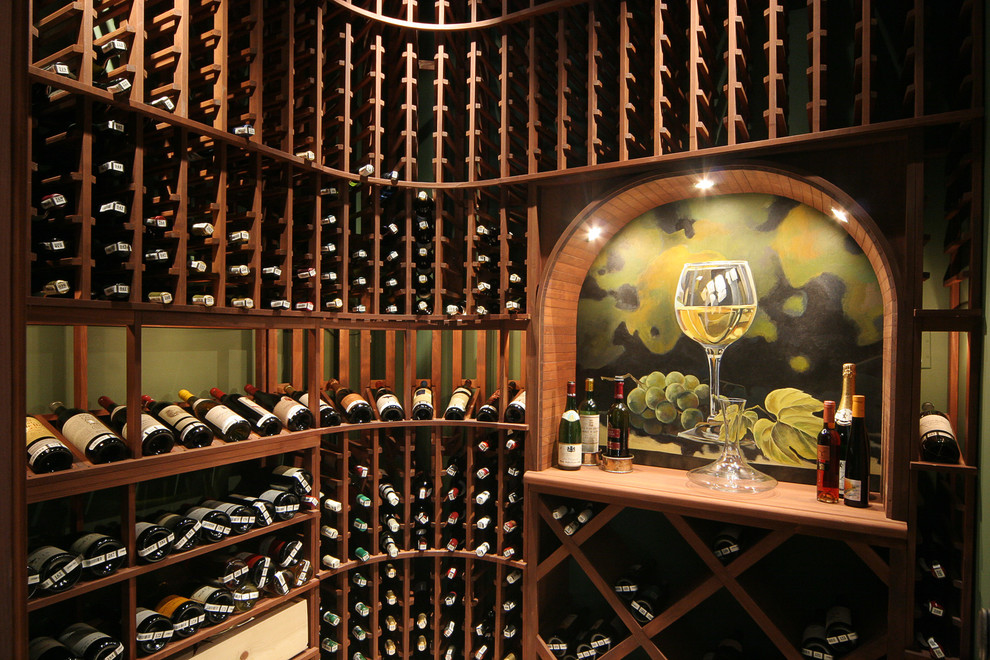 Foto på en mellanstor vintage vinkällare, med klinkergolv i porslin, vinhyllor och beiget golv
