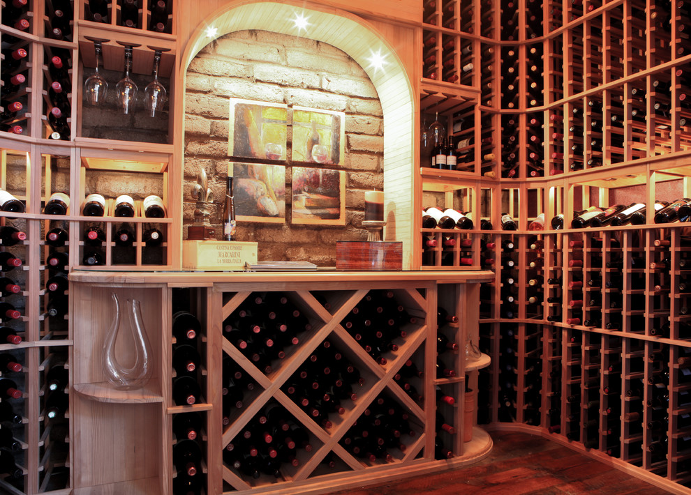 Réalisation d'une cave à vin tradition de taille moyenne avec des casiers, un sol en carrelage de porcelaine et un sol beige.