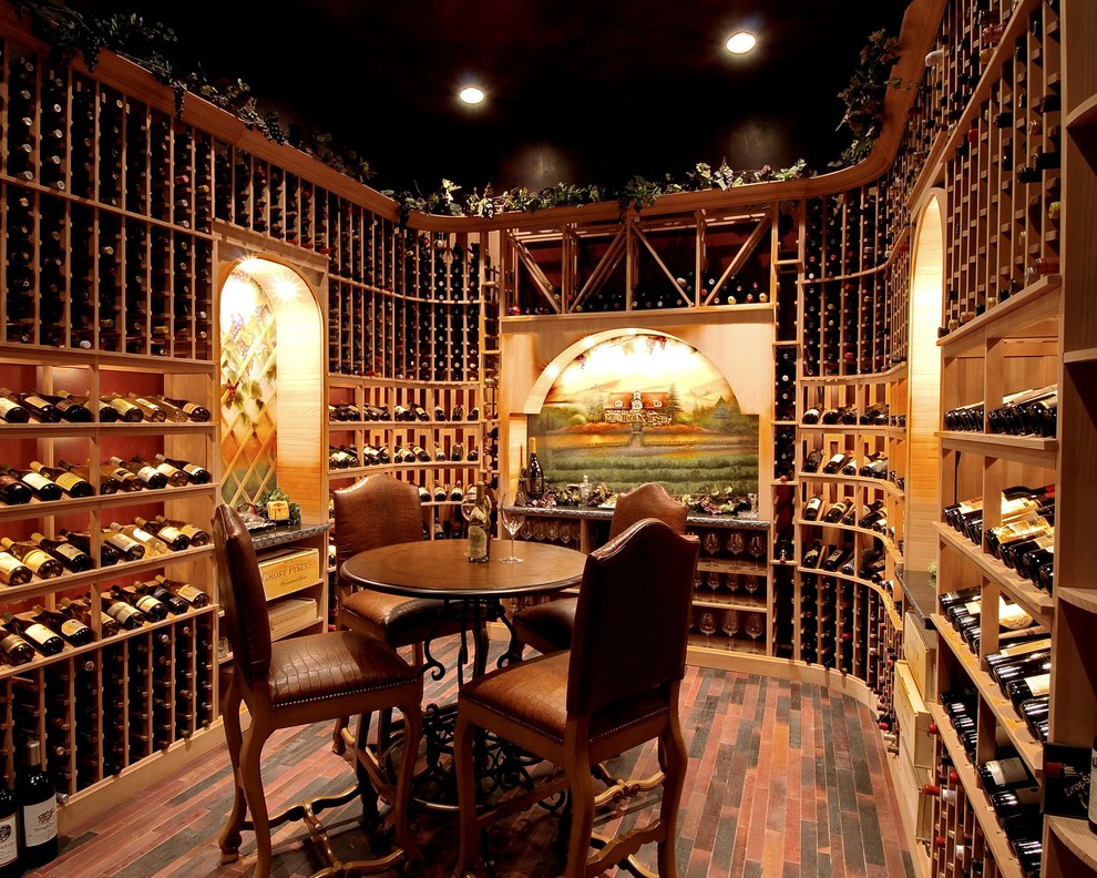 Idée de décoration pour une grande cave à vin tradition avec des casiers, un sol en carrelage de porcelaine et un sol marron.