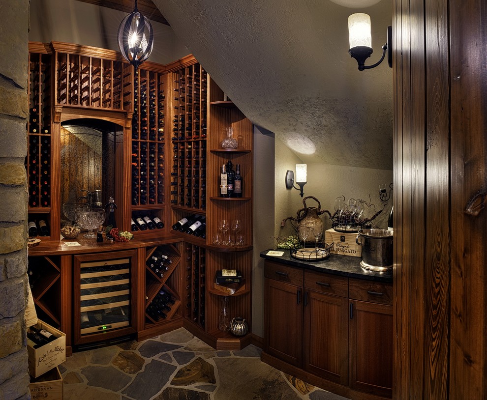 Idée de décoration pour une cave à vin craftsman.
