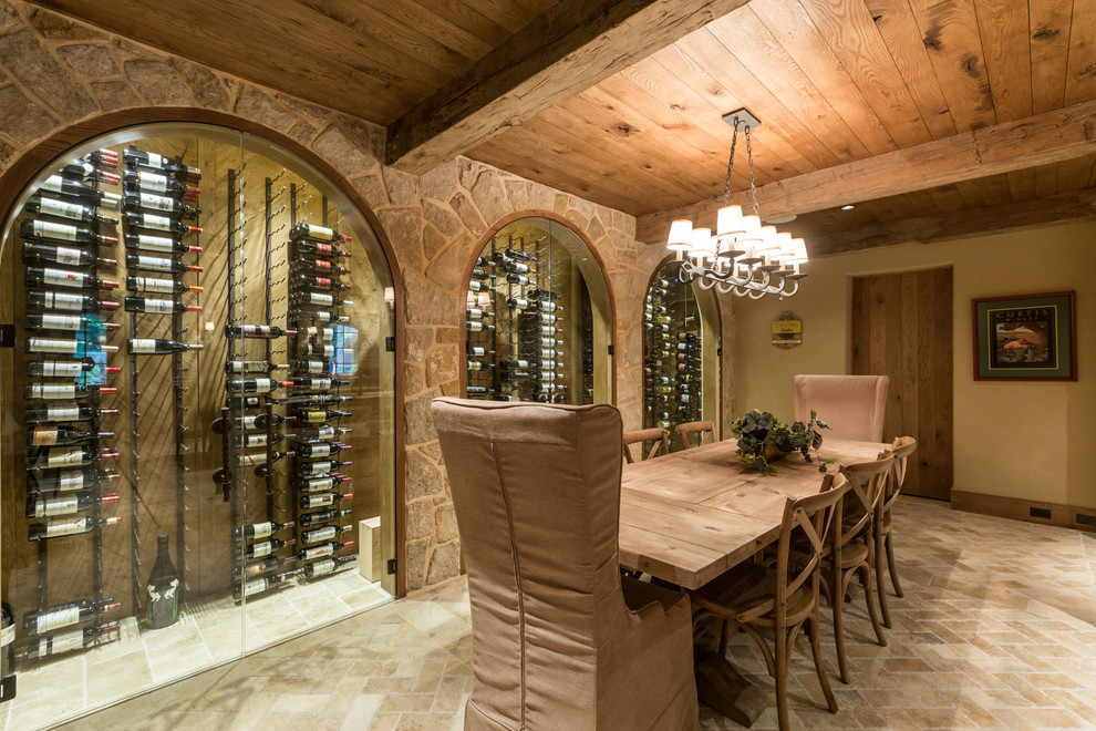 Idée de décoration pour une grande cave à vin tradition avec un présentoir.