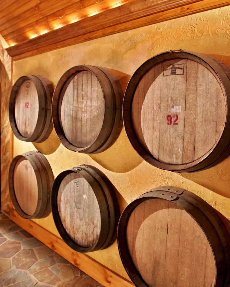 Foto på en mycket stor medelhavsstil vinkällare, med skiffergolv och vinhyllor