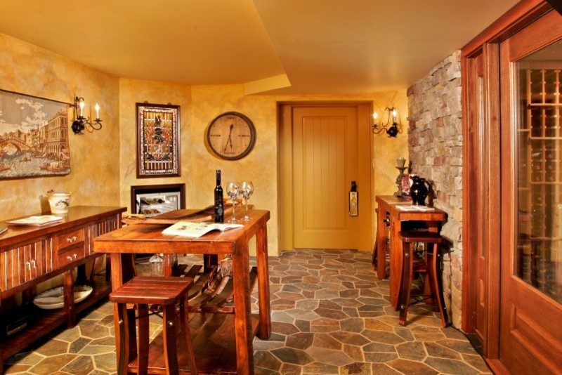 Foto di un'ampia cantina mediterranea con pavimento in ardesia e rastrelliere portabottiglie