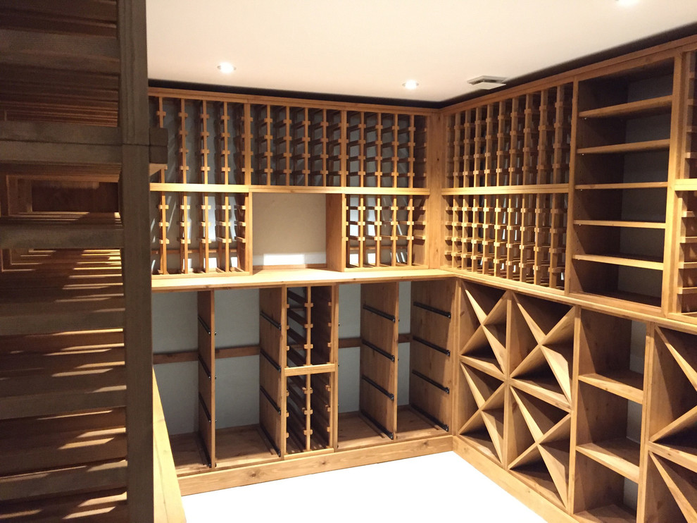Idéer för en stor modern vinkällare, med vinhyllor, betonggolv och grått golv
