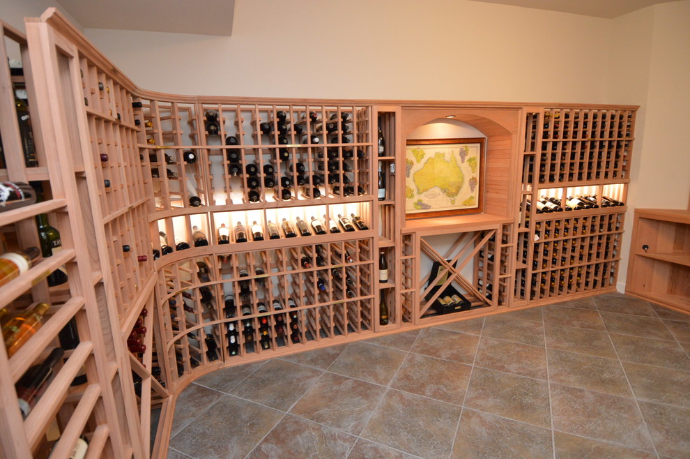 Cette photo montre une cave à vin craftsman avec un sol en carrelage de céramique, des casiers et un sol beige.