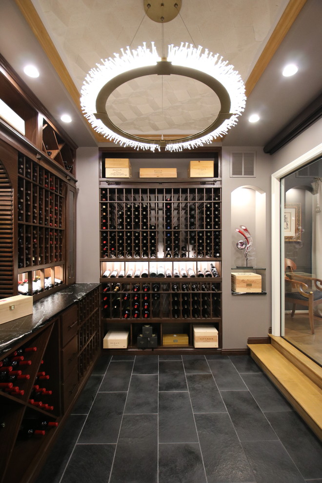 Idéer för en klassisk vinkällare, med kalkstensgolv och svart golv