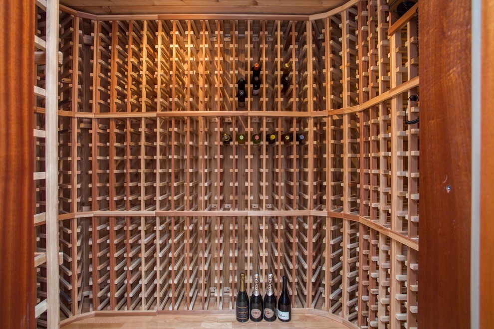 Idées déco pour une cave à vin contemporaine.