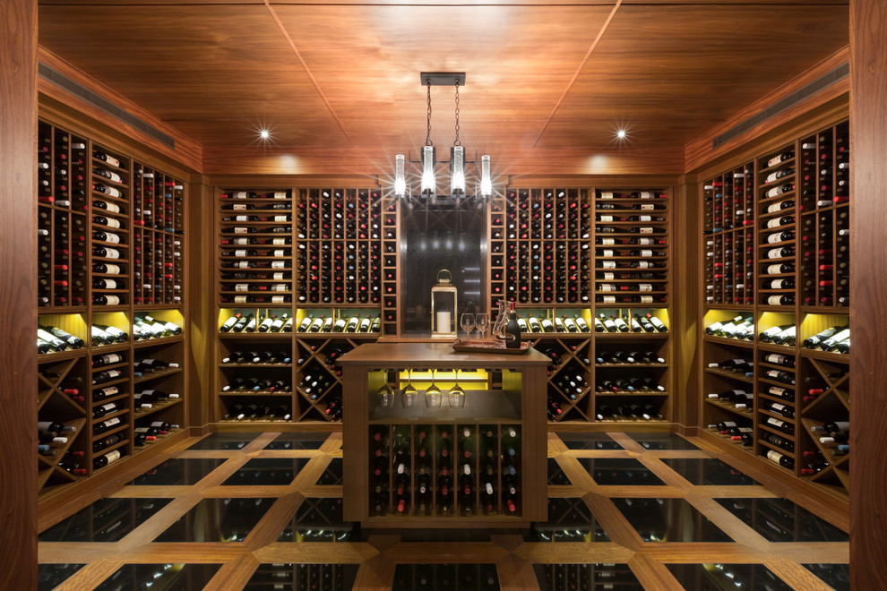 Cette image montre une grande cave à vin design avec des casiers, un sol en carrelage de porcelaine et un sol noir.