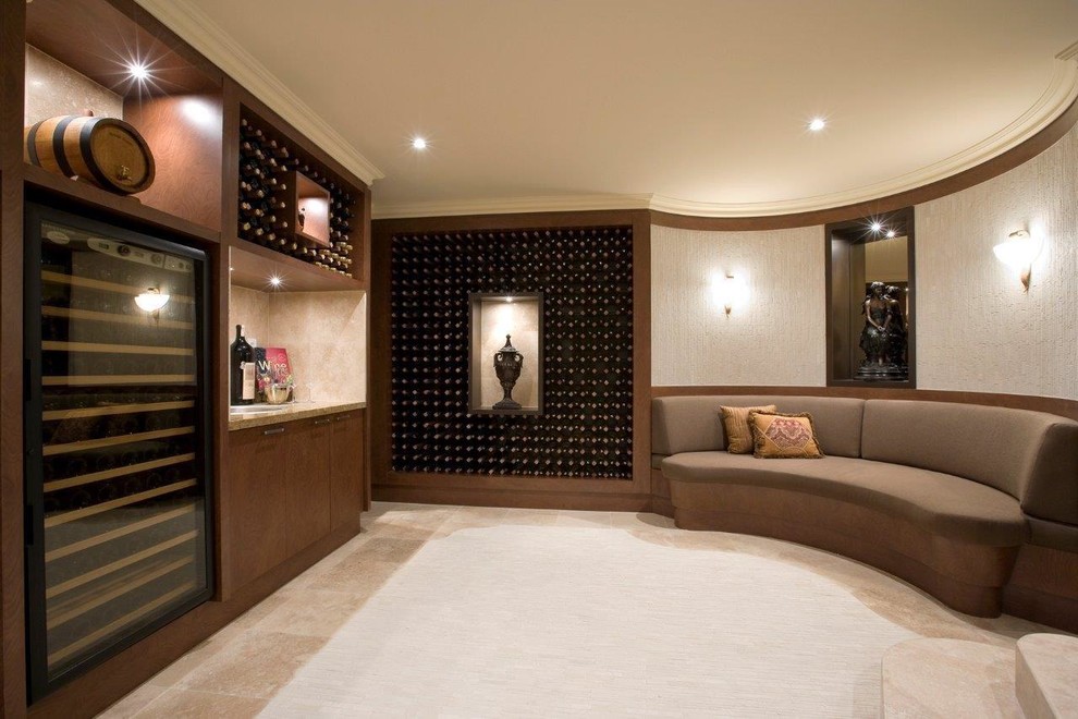 Cette image montre une cave à vin méditerranéenne avec un sol en marbre, des casiers et un sol beige.