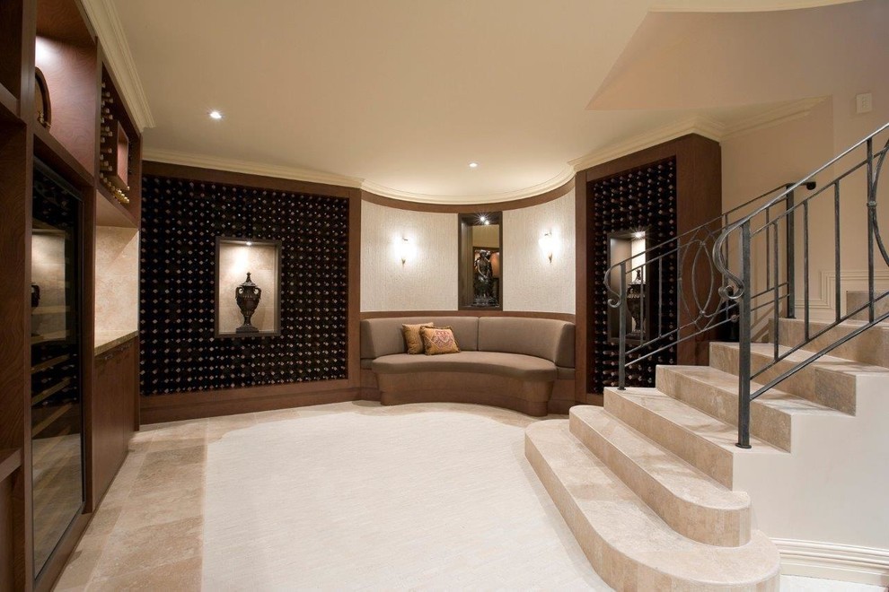 Cette photo montre une cave à vin méditerranéenne avec un sol en marbre, des casiers et un sol beige.