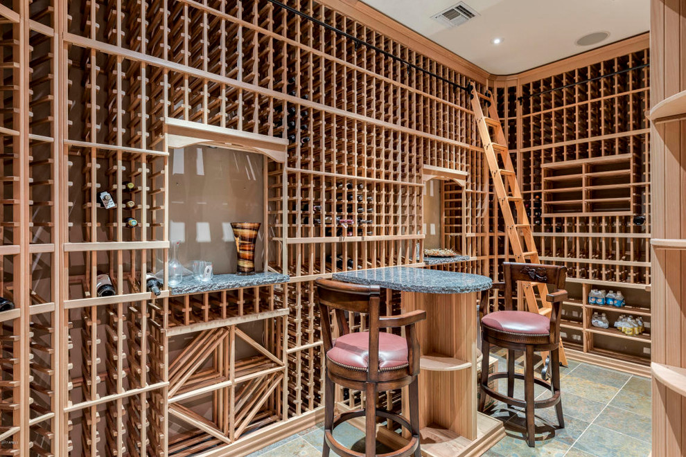 Immagine di una cantina american style con rastrelliere portabottiglie